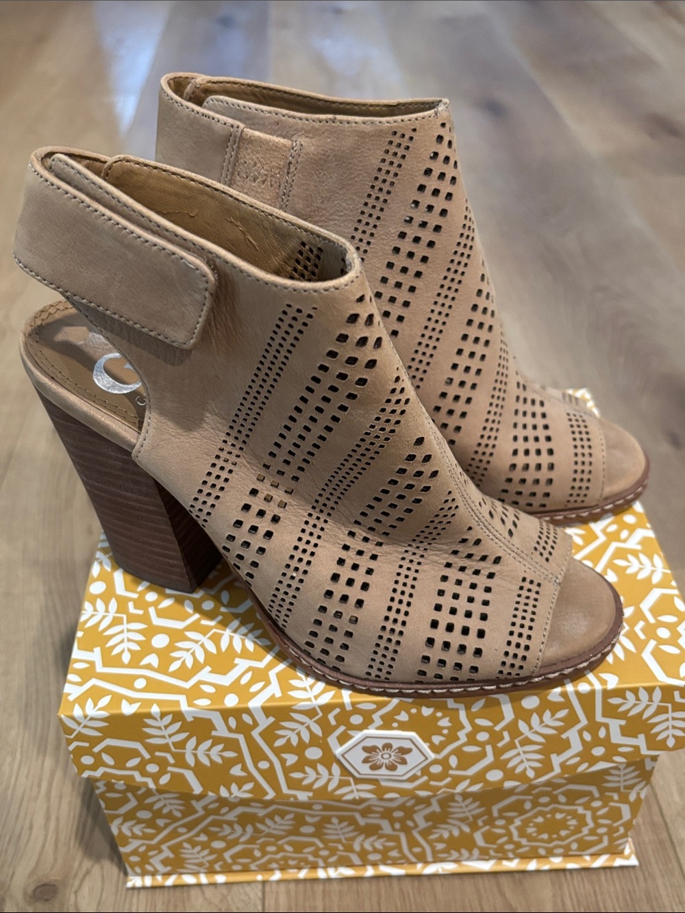 Gianni Bini Tan Leather Peep-Toe Block Heel Sling Backs -Size 5.5